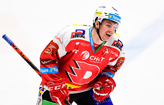 Matej Paulovi� z Pardubic slaví gól.