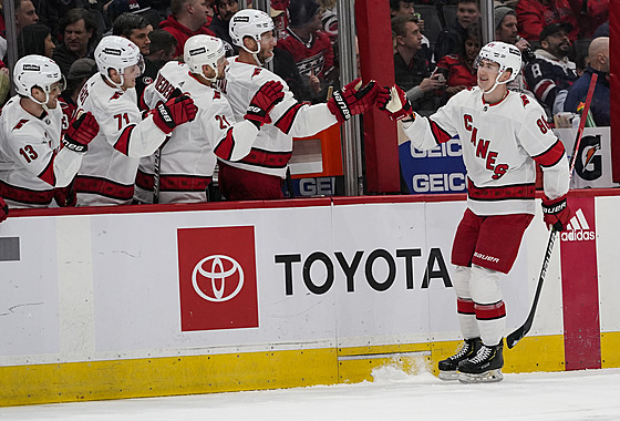 Martin Neas (vpravo) oslavuje gól se spoluhrái z Carolina Hurricanes.