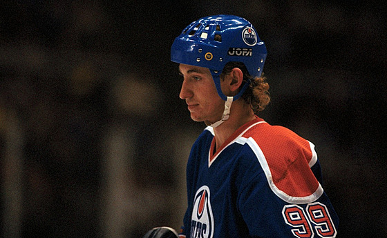 Wayne Gretzky bhem angamá v Edmontonu.