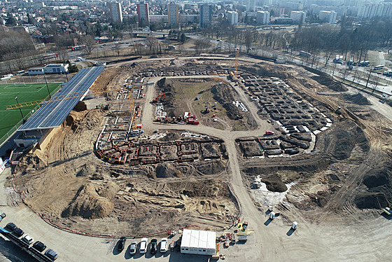 Stavba multifunkního fotbalového stadionu v Hradci Králové (bezen 2022)