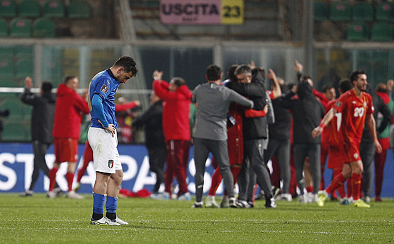 Alessandro Florenzi z Itálie smutní, za ním kepí fotbalisté Severní Makedonie.