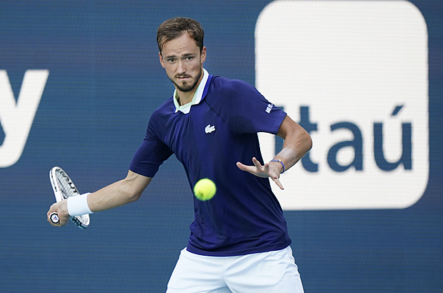 Medveděv se vrátí po operaci kýly, stále věří ve start ve Wimbledonu