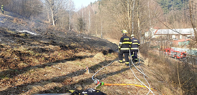 Požár trávy u trati na hodinu zastavil vlaky na koridoru mezi Kolínem a Zábořím
