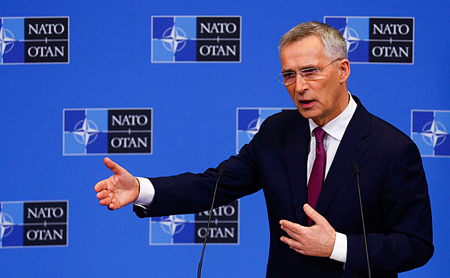 České zásoby zbraní pro Ukrajinu se tenčí, řekl Fiala šéfovi NATO
