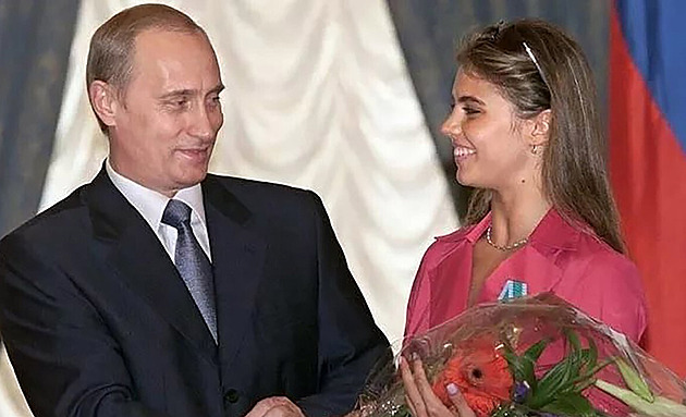 Lidé řeší prsten Putinovy favoritky. I Hitler se před sebevraždou oženil, vtipkují