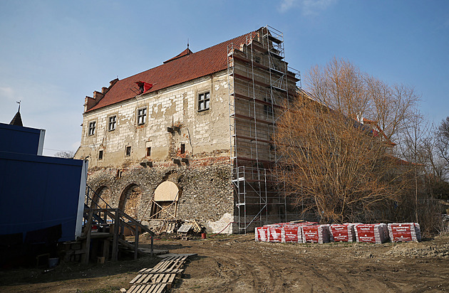 Hlavní rekonstrukční práce za sto milionů korun na zámku v Červené Řečici mají...