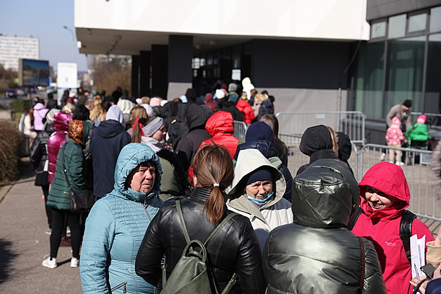 Poslanci přitvrdili podmínky pro výplatu dávek pro uprchlíky před válkou