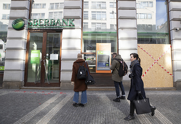 Začíná výplata věřitelů zkrachovalé Sberbank CZ. V Bruselu se sejdou unijní ministři zahraničí