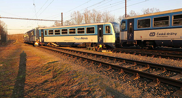 Na Kroměřížsku po srážce s kamionem vykolejil vlak, hasiči evakuovali 50 lidí