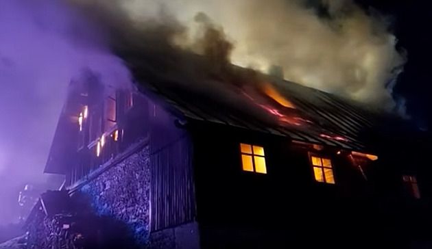 VIDEO: V Jizerkách hořela chalupa, zásah komplikovala plechová střecha