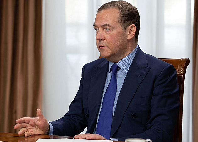 Pokud Ukrajina zkusí získat Krym, nadejde pro ni soudný den, hrozí Medveděv