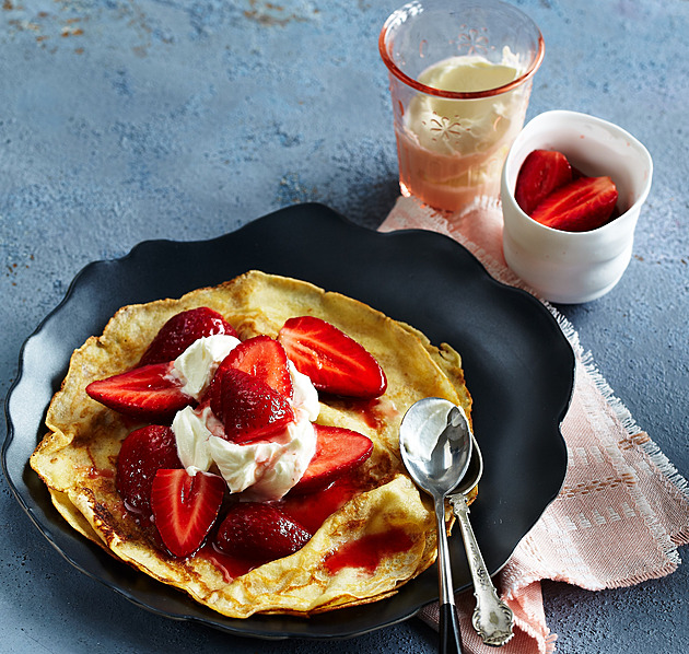 Bezinkové palačinky s jahodami a mascarpone: Recept na voňavý dezert s chutí černého bezu