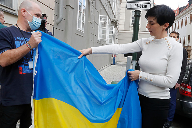 Hanebné gesto, slouží Kremlu, zní kritika. ODS ukrajinskou vlajku zase vyvěsila