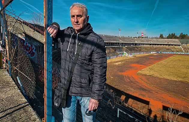Lubomír Hrstka na brnnském stadionu za Luánkami, který v 90. letech vlastnil.