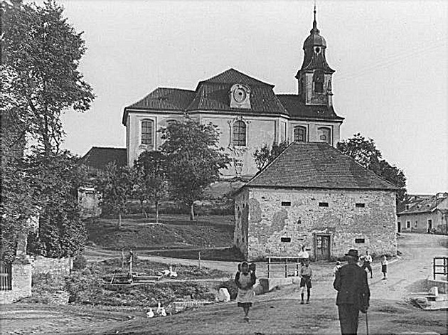 Zatímco popravčí četa střílela lidické muže, gestapáci i přes zákaz kradli