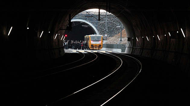 Na trati mezi Voticemi a Beneovem oteveli dva nové tunely.