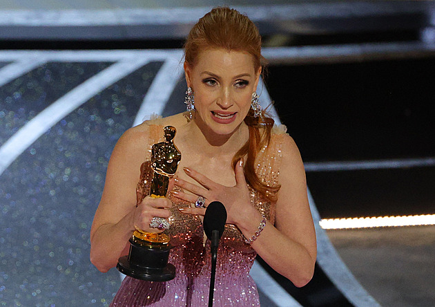Herečka Jessica Chastainová přebírá Oscara za nejlepší ženský herecký výkon v...