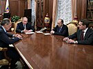 Ruský prezident Vladimir Putin ve spolenosti ministra zahranií Sergeje...