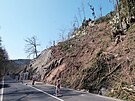 Kvli havarijnímu stavu skalního masivu je uzavena silnice vedoucí podél...