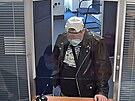 Policist� zadr�eli �est lid�, kte�� se v p�evlec�ch vyd�vali za klienty bank.