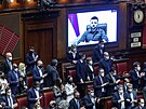 Ukrajinský prezident Volodymyr Zelenskyj pi videoprojevu v italském parlamentu...