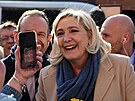 Marine Le Penová pi setkání s volii ve mst Hénin-Beaumont na severu Francie...