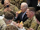 Joe Biden s písluníky 82. výsadkové divize Spojených stát amerických v...