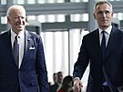 Americký prezident Joe Biden (vlevo) se po píletu do Bruselu pozdravil se...