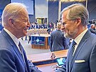 Pedseda vlády Petr Fiala (vpravo) se na summitu NATO v Bruselu setkal s...