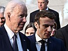 Americký prezident Joe Biden (vlevo), francouzský prezident Emmanuel Macron...