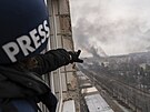 Fotograf agentury AP Jevhen Maloletka ukazuje na kou stoupající po náletu na...