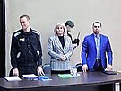 Ruský opoziní vdce Alexej Navalnyj a jeho právníci bhem soudního jednání v...