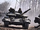 Bojovníci samozvané Doncké lidové republiky v tanku T-72 ve východoukrajinské...