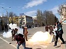 Demonstranti v Chersonu reagují na zábleskové granáty vrené ruskými...
