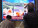 Lidé na nádraí v jihokorejském Soulu sledují televizi, která ukazuje snímek...
