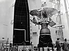 Sonda Pioneer F (Pioneer 10) ped montáí pod aerodynamický kryt nosné rakety