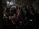 Lidé shromádni v protileteckém krytu ve Lvov. (19. bezna 2022)