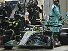 Lewis Hamilton se svým mercedesem v boxech bhem Velké ceny Bahrajnu