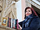 P�erovsk� spisovatelka Lenka Chalupov� se sv�mi knihami