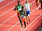 Etiopan Selemon Barega si bí pro vítzství v závod na 3000 metr ve finále...