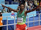 Vítz muského bhu na 1500 metr, Samuel Tefera z Etiopie, slaví.