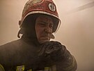 Ukrajinský hasi bhem zásahu v dom znieného ostelováním v Kyjev na...