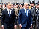 Polský prezident Andrzej Duda a americký prezident Joe Biden si prohlíejí...
