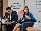 Nkdejí estonská prezidentka Kersti Kaljulaidová bhem debaty o budoucí roli...