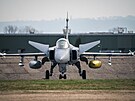 Letouny Gripen odlétají z mateské áslavské základny na tymsíní misi v...