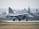 Letouny Gripen odlétají z mateské áslavské základny na tymsíní misi v...