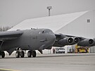 Druhý americký bombardér B-52 pistává bhem jediného dne v Monov (29.3.2022)