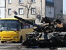 Autobus jede vedle znieného tanku. Ukrajina se brání ruské invazi. (21. bezna...