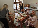 Snídan uprchlých ukrajinských en a dtí v pensionu v Polance nad Odrou. (25....
