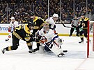 Branká New York Islanders Semjon Varlamov inkasuje z hole bostonského Craiga...